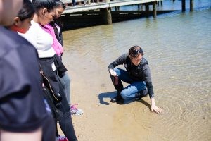 水質分析儀采集戶外水樣時要注意哪些問題